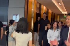 易建聯(lián)回國(guó)出席活動(dòng)，出緋聞之后看起來(lái)更羞澀了