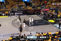 敬業(yè)！特納崴腳強(qiáng)忍疼痛還干了一攻一防！最終一瘸一拐回更衣室