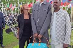 強(qiáng)大的基因！文班亞馬的父母也有將近兩米吧