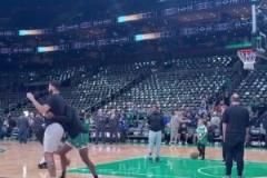 詼諧一刻！塔圖姆此前賽前訓(xùn)練運(yùn)球被助教輕松斷掉！