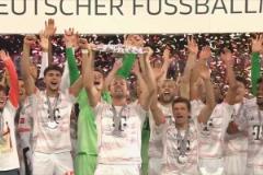 生涯首冠高舉沙拉盤！網(wǎng)友調(diào)侃：凱恩也算是有舉杯經(jīng)驗(yàn)了！