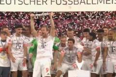 終圓冠軍夢(mèng)！凱恩高舉沙拉盤慶祝生涯首冠！