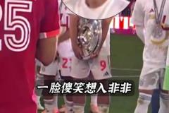 猶如范進(jìn)中舉！凱恩獎(jiǎng)盤不離身，在一旁傻笑