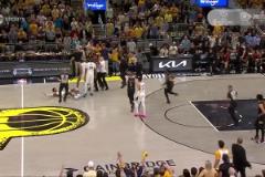 雙方爆發(fā)沖突！馬瑟林因擊打亨特被二級(jí)惡犯驅(qū)逐，亨特也因推翻馬瑟林吃T