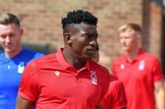 電訊報(bào)：森林前鋒阿沃尼伊撞門柱后腹部嚴(yán)重受傷，將接受緊急手術(shù)