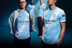 彪馬推出曼城新賽季主場球衣：經(jīng)典天藍(lán)色與白色斜條紋組合