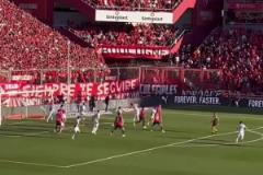 這球場氛圍無敵！現(xiàn)場感受蒙鐵爾無敵“倒掛金鉤”