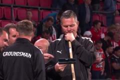 當(dāng)?shù)弥①Z克斯最后時刻丟球，埃因霍溫主場陷入一片瘋狂中