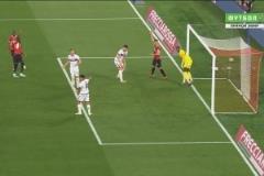 危險！米蘭任意球防守漏人！法比安無人盯防絕佳機會補射打偏！