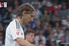 差一點(diǎn)點(diǎn)！莫德里奇停球凌空抽射稍稍偏出！