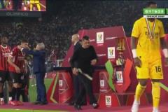 全場比賽米蘭毫無亮點！孔塞桑領取亞軍獎牌拒絕佩戴！