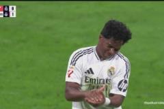 腳感不佳！姆巴佩禁區(qū)內(nèi)做球，恩德里克跟進(jìn)抽射直上看臺(tái)！