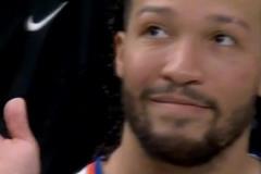 一切盡在掌握？布倫森比分落后早早6犯 面對鏡頭微笑招手