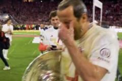 開心！回顧奪冠現(xiàn)場(chǎng)凱恩感受德國(guó)啤酒??！這色澤真漂亮啊！