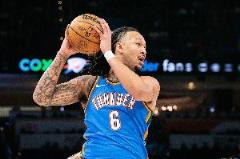 杰林威半場(chǎng)表現(xiàn)亮眼：5投3中貢獻(xiàn)8分4板2助攻 plus 2次前場(chǎng)板