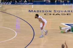 引爭議！唐斯logo三分飆中，但絆倒霍勒迪進(jìn)攻犯規(guī)進(jìn)球無效！