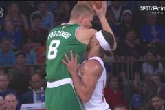 生化攻擊哈特防守時(shí)臉直接貼到波津腋下，隨后被換下場休息！