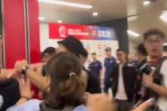 球迷寵兒！賽后謝場(chǎng)，蒯紀(jì)聞到哪喊聲到哪，看臺(tái)球迷還送上禮物