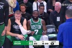 衛(wèi)冕還是難??！三節(jié)沒結(jié)束布朗便六犯離場，隨后綠軍派上全替補(bǔ)！