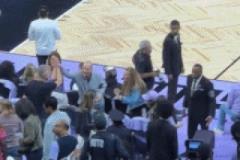 科爾放假期間現身大通中心，現場觀戰(zhàn)WNBA金州女武神比賽