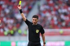 記者談點(diǎn)球判罰：麥麥提江堅(jiān)持己見(jiàn)，點(diǎn)球爭(zhēng)議引爭(zhēng)議