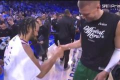 昔日隊(duì)友感情深！布倫森賽后與波爾津吉斯開心互動&擁抱致意