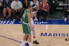 在打比賽呢你要干什么波津突然一下抱住米切羅，后者兩罰中一