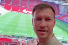 克拉萬帶領(lǐng)愛沙尼亞青年球員訪安菲爾德，與紅軍青訓(xùn)學(xué)院展開交流