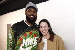 詹姆斯鼓勵新人并曬與凱特琳-克拉克合影：祝你這賽季好運！