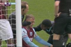 鮑文搶點(diǎn)撞柱！又一“阿沃尼伊事件”引爭(zhēng)議