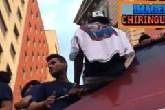 亞馬爾披著梅西洗禮衣服在大巴上，圖中含金量十足