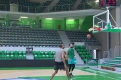 現(xiàn)在再來看看16歲的文班亞馬面對戈貝爾防守時的表現(xiàn)！