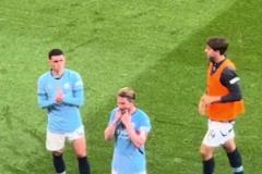 淚目！無緣足總杯冠軍，賽后德布勞內(nèi)做出笑容手勢安慰球迷！