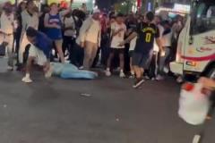 這么多人欺負一人？尼克斯球迷群毆一位步行者球迷！