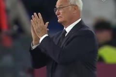 壯觀！上萬羅馬球迷一齊舉牌造就巨幅致敬tifo，老帥拉涅利動容