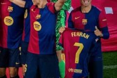 佩德里頒獎(jiǎng)時(shí)持費(fèi)蘭球衣，后者社交媒體轉(zhuǎn)發(fā)照片致謝兄弟