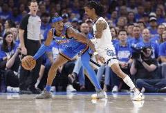 莫蘭特能否在2025年超越布克和米切爾？網(wǎng)友投票預(yù)測(cè)結(jié)果