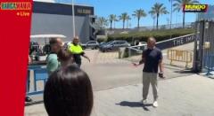 巴薩球員弗里克今日假期仍赴基地備課，耐心花6分鐘與球迷簽名合影