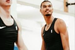 地壟頭新造型文班與法國(guó)小弟同場(chǎng)訓(xùn)練