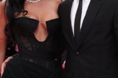 俊男靚女！迪巴拉與妻子戛納走紅毯，禮服真漂亮