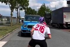 足球網(wǎng)紅沖出道路截停C羅，C羅不作計(jì)較反向?qū)Ψ劫浂Y