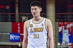 胡金秋季后賽脾臟破裂遭富蘭克林撞倒引關注