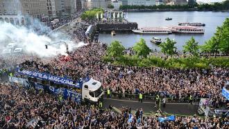漢堡舉辦大型升級慶祝游行，四萬球迷齊聚現(xiàn)場