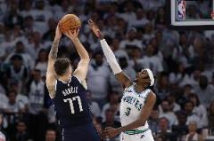 享大福主防SGA的小麥去年西決主防東契奇 2場(chǎng)5犯&場(chǎng)均3.6犯