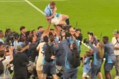 別給摔傷了德布勞內(nèi)正搭著妻子繞場時，被隊友攔截舉起