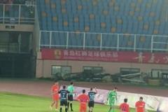 短短十秒內(nèi)發(fā)生了啥！實(shí)拍慢慢悠悠不拿球，隨后放倒對(duì)手染黃