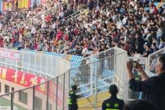 泰山進(jìn)球藏在主隊(duì)的間諜暴露了，紅獅球迷大喊：SB泰山！