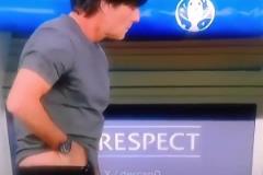 太搞了！外網(wǎng)網(wǎng)友惡搞：原來對手教練是被穆里尼奧“熏”暈了！