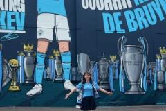 人稱德布勞內(nèi)圈外女友！日本狂熱美女人迷打卡丁丁壁畫