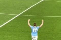 致敬傳奇！德布勞內(nèi)主場告別戰(zhàn)被換下時，全場球迷起立送上掌聲